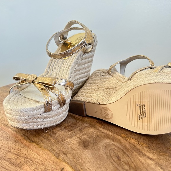 Michael Michael Kors NWT Josie Wedge Sandal Metallic Leather Pale Gold Size 5M - Picture 4 of 6
